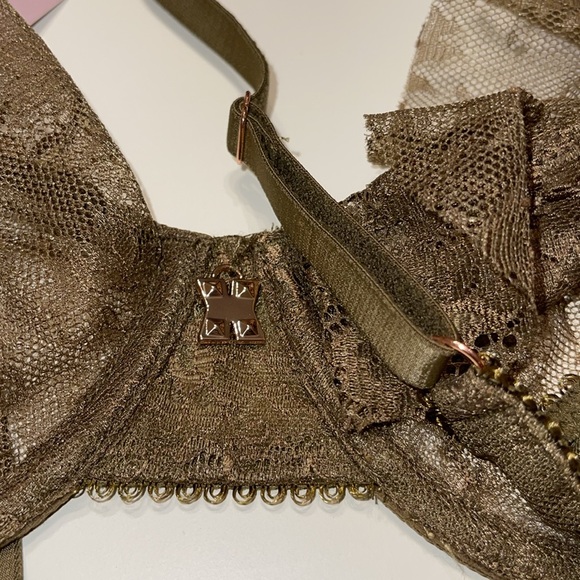 SAVAGE X Fenty by Rihanna Chantilly Cascade Balconette Bra
Olive Green Lace 34B - Picture 10 of 10
